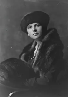 Hanna, Elizabeth, Miss (daughter of Mrs. L.D. Pelton), portrait photograph, 1917 Oct. 1. Creator: Arnold Genthe