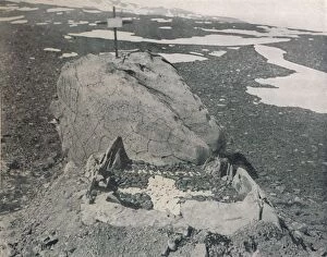 Lonely Gallery: Hansens Grave On Cape Adare, 1911, (1913). Artist: G Murray Levick