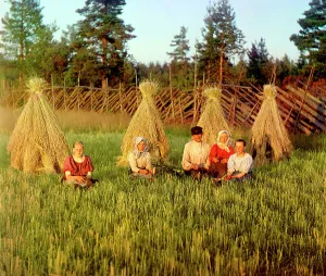 Sheaf Prints: At harvest time [Russian Empire], 1909. Creator: Sergey Mikhaylovich Prokudin-Gorsky