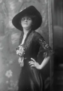 Slim Prints: Hegger, Grace Livingston, Miss, portrait photograph, 1913. Creator: Arnold Genthe
