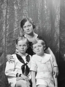 Group Portraits Prints: Henderson, H.M. Mrs. and children, portrait photograph, 1928 Creator: Arnold Genthe