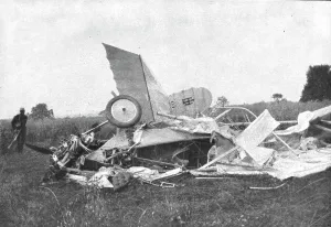 Shot Down Prints: Un heros de l'aviation Britannique; le Lieutenant Warneford; les debris de l'appareil avec