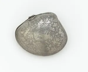 Republic Of China Gallery: Hinged cosmetic box in the form of a clam s... Early or mid-Tang dynasty