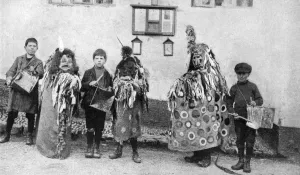 Images Dated 4th December 2009: Hobby-horse, May Day ceremonies, Somerset, c1922