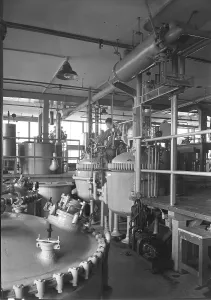 Pharmaceuticals Industry Prints: Hoffmann-LaRoche Inc. Nutley, New Jersey, 1943. Creator: Gottscho-Schleisner, Inc