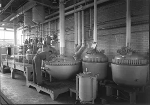 Pharmaceuticals Industry Prints: Hoffmann-LaRoche Inc. Nutley, New Jersey, 1943. Creator: Gottscho-Schleisner, Inc