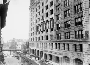 Skyscraper Prints: Hoisting 46 ton girder on Cons. Gas Co's Bldg. 1913. Creator: Bain News Service