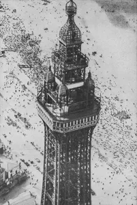 Blackpool Gallery: Holiday-Makers Go Aloft, c1935