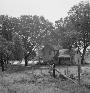 Yard Gallery: Hop growers home on Rogue River, with the tent camp he... near Medford, Jackson County, 1939