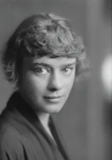 Short Hair Prints: Hustin, F. Miss, portrait photograph, 1914 Nov. 5. Creator: Arnold Genthe
