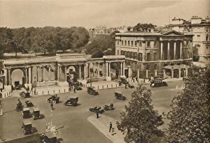 Wellesley Collection: Hyde Park Corner With The Triple Archway Leading To The Royal Park Showing Apsley House, c1935