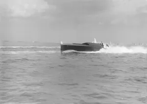 Hydroplane Prints: The hydroplane Maple Leaf IV, 1913. Creator: Kirk & Sons of Cowes