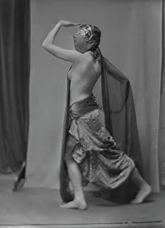 Illingsworth, Miss, portrait photograph, 1917 June 26. Creator: Arnold Genthe