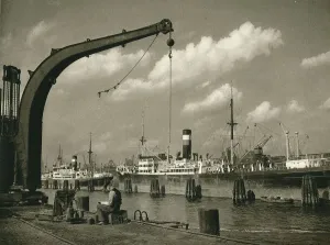 Im Hamburger Hafen - (In Hamburg Harbour), 1931. Artist: Kurt Hielscher