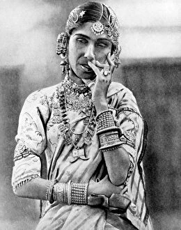 Images Dated 6th November 2007: Indian nautch girl, 1936