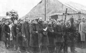 Pow Camp Prints: Internes en Allemagne; au camp de concentration de parchim: le corps d'un interne Francais