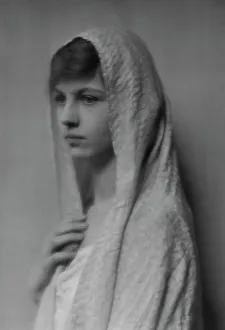 Isadora Duncan dancer, portrait photograph, between 1915 and 1923. Creator: Arnold Genthe