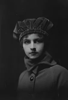 Alert Prints: Isadora Duncan dancer, portrait photograph, between 1915 and 1923. Creator: Arnold Genthe