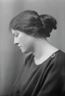 Isadora Duncan dancer, portrait photograph, between 1915 and 1923. Creator: Arnold Genthe