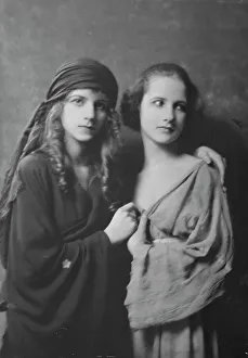 Isadora Duncan dancers, portrait photograph, between 1915 and 1923. Creator: Arnold Genthe