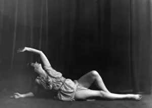 Looking Up Prints: Isadora Duncan dancing, between 1916 and 1918. Creator: Arnold Genthe