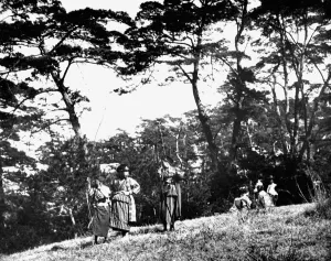 Japanese children playing with bows, Korea, 1900