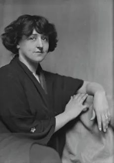 Bathrobe Prints: Jeffreys, Miss (Mrs. Schultz), portrait photograph, 1914 Mar. 27. Creator: Arnold Genthe
