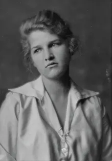 Jennings, Jeannette, Miss, portrait photograph, 1915. Creator: Arnold Genthe