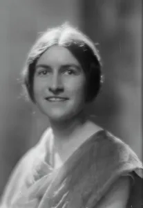 Centre Parting Prints: Jones, Lucy, Miss, portrait photograph, 1915 Oct. 8. Creator: Arnold Genthe