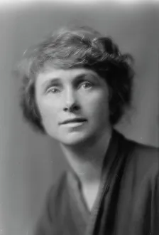 Bathrobe Prints: Jones, Margery, Miss, portrait photograph, 1914 Aug. 25. Creator: Arnold Genthe