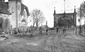 Liberated Prints: Journees inoubliables a Strasbourg; Le poste de garde francais charge de la surveillance