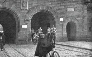 Liberated Prints: Journees inoubliables a Strasbourg; Un peloton de cavalerie entre a son tour par la