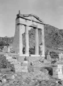 Kanellos Vassos Prints: Kanellos dance group at ancient sites in Greece, 1929 Creator: Arnold Genthe