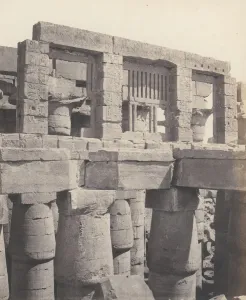 Karnak (Thebes), Palais - Salle Hypostyle - Fenetre et Chapiteaux des