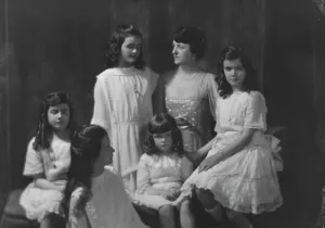 Daughters Prints: Kelly, C.F. Mrs. and daughters, portrait photograph, 1917 June 14. Creator: Arnold Genthe