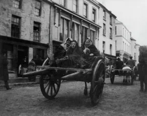 Shawls Prints: Killarney - 3 Irish women going to a funeral in a horse-drawn cart