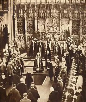 Bereavement Gallery: King Edward VIII sprinkles earth on his fathers coffin, 1936