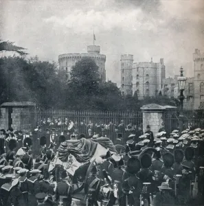 Horace Walter Prints: King Edward VIIs hearse being drawn into the grounds of Windsor Castle