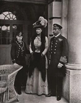 Hm Queen Mary Gallery: King George and Queen Mary with their son Prince Edward, May 1910. Creator: Unknown