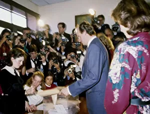 The King Juan Carlos I voting in the referendum on the accession of Spain to OTAN in 1986