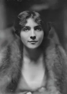 Stole Prints: Kline, G.L. Mrs. portrait photograph, 1917 May 21. Creator: Arnold Genthe