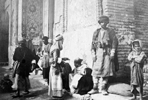 Images Dated 9th August 2007: Kurdish barber, outside Kazimain mosque, Iraq, 1917-1919