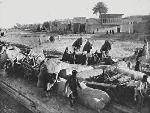 Kut-el-Amara avant les evenements actuels : chargement d'un chaland sur la rive du Tigre, 1916. Creator: Unknown