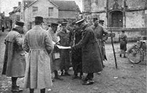 Generals Prints: L amalgame franco-americain'; le general Pershing examinant la carte au milieu