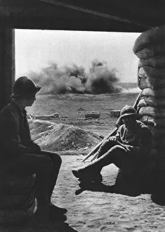 La Bataille de la Somme; Laissant passer l'orage; Photographie prise du fond d'un depot, 1916. Creator: Unknown