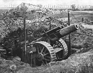 Hidden Prints: La Bataille de la Somme; Obusier sous l'abri qui le rend invisible aux avions