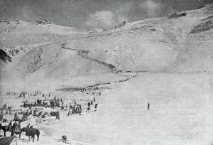 Armenia Prints: La Campagne d'Hiver des russes en Armenie; les chasseurs du Caucase descendent du plateau