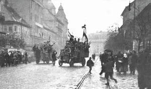 Revolutionaries Prints: La Chute des Habsbourg; Camions automobiles charges de soldats revolutionnaires circulant