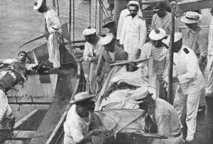 La fin de L Emden'; Les blesses de Emden sont embarques a bord du Sydney, 1914. Creator: Unknown. La fin de L Emden'; Les blesses de Emden sont embarques a bord du Sydney, 1914. Creator: Unknown