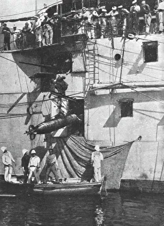 Recovering Prints: La flotte Francaise en orient; Une torpille repechee est rentree par un sabord